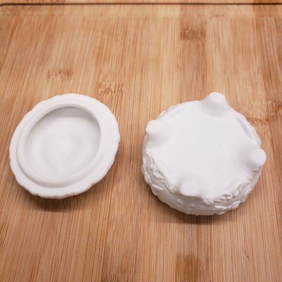 Small White and Gold Rimmed Decorative Container With woman's face design - Picture 7 of 11